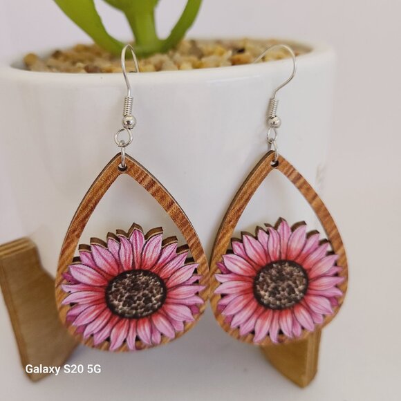 Unknown‎ Brand Wooden Tear Shaped Daisy Dangle Drop Earrings NWOT Ladies Casual - Picture 2 of 4